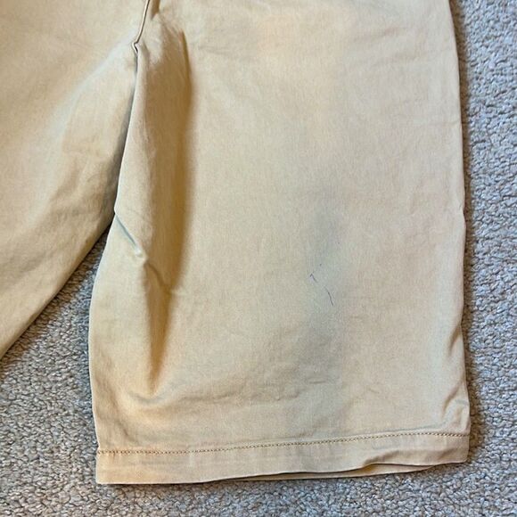 GAP shorts. Size 30. Color Khaki - Picture 4 of 4